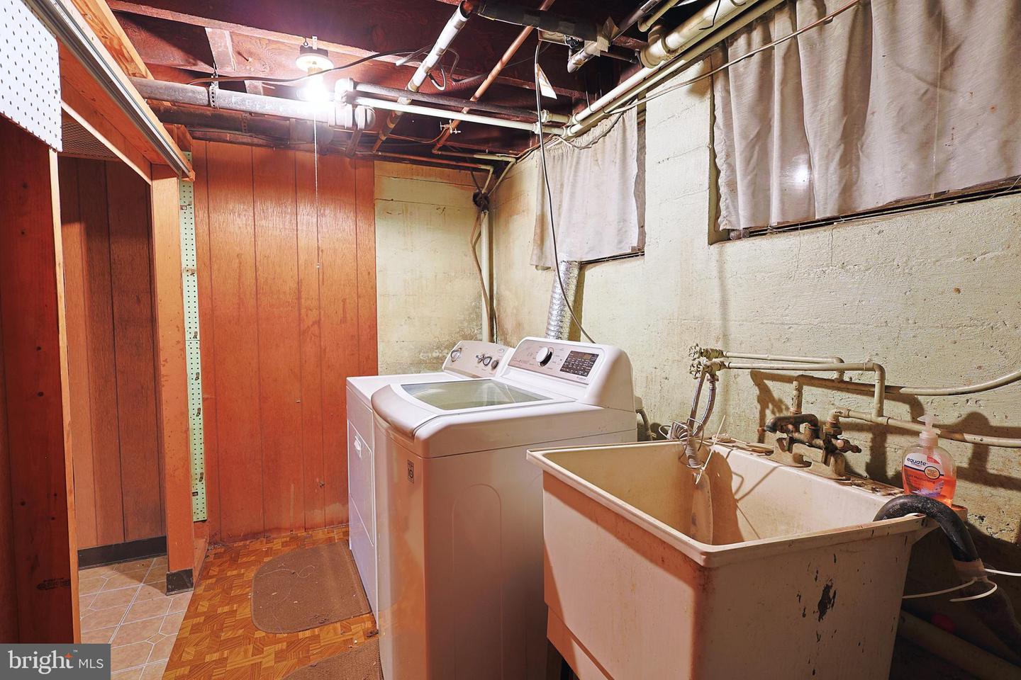 604 Kent Ave Property Photo 49