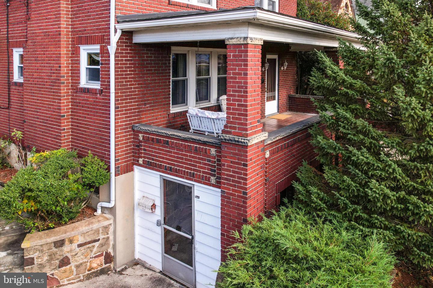 604 Kent Ave Property Photo 59