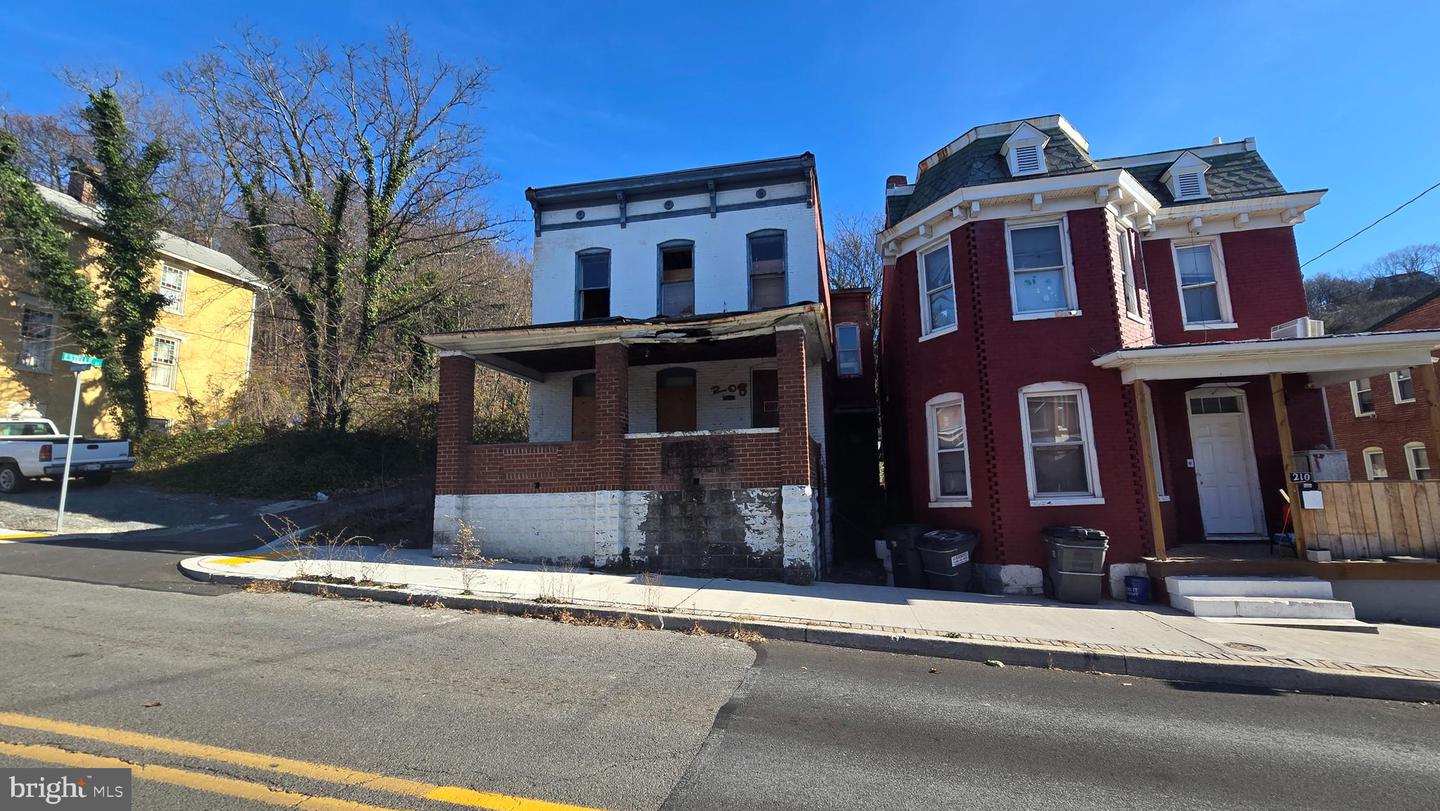 208 Maryland Ave Property Photo 3