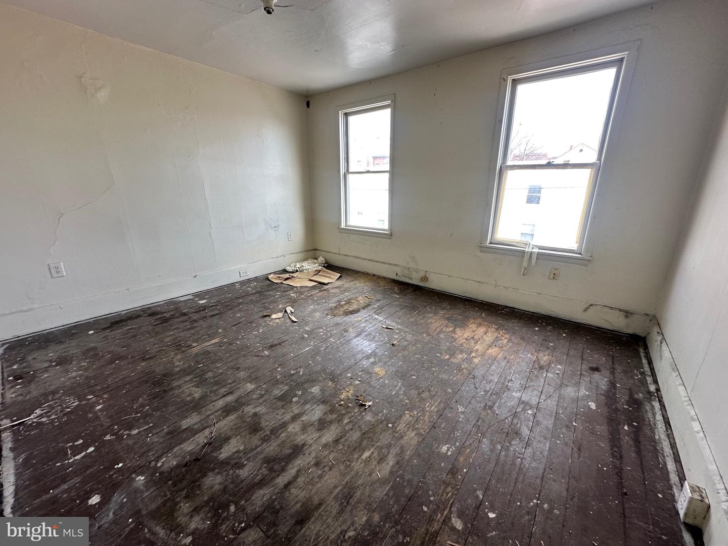 323-325 Springdale St Property Photo 5