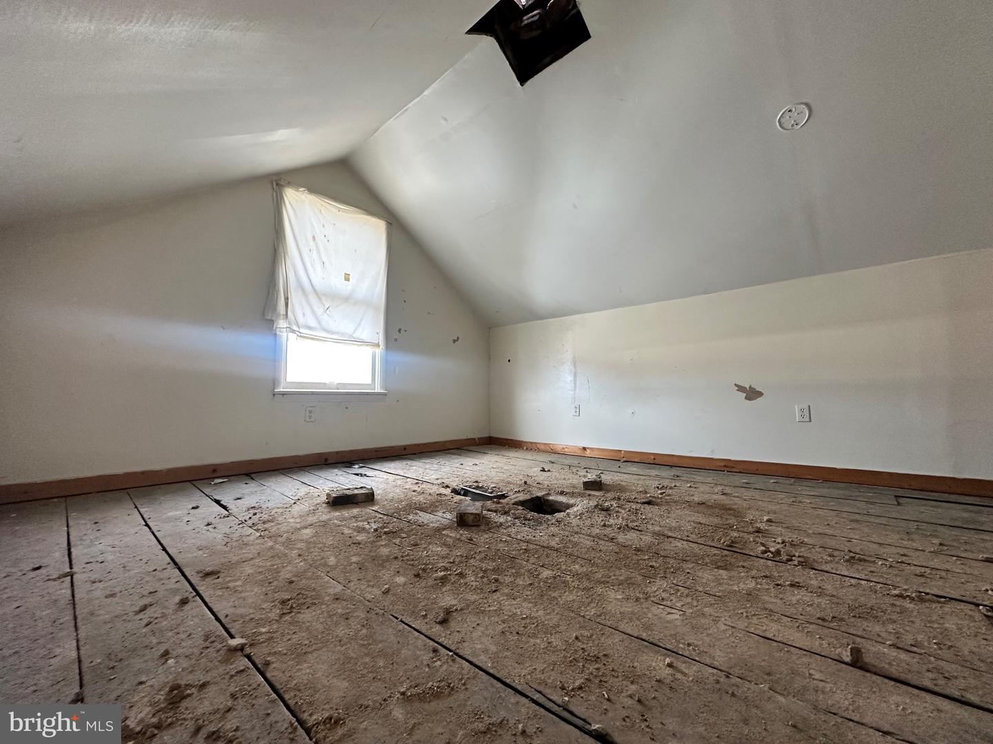 323-325 Springdale St Property Photo 7