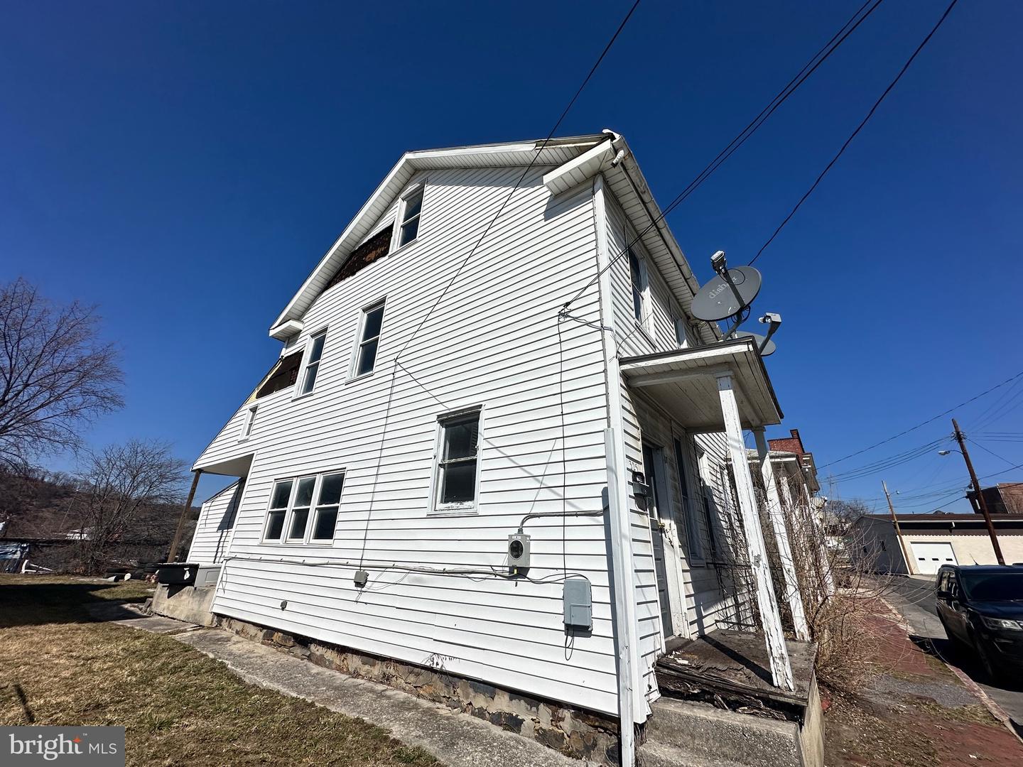 323-325 Springdale St Property Photo 11