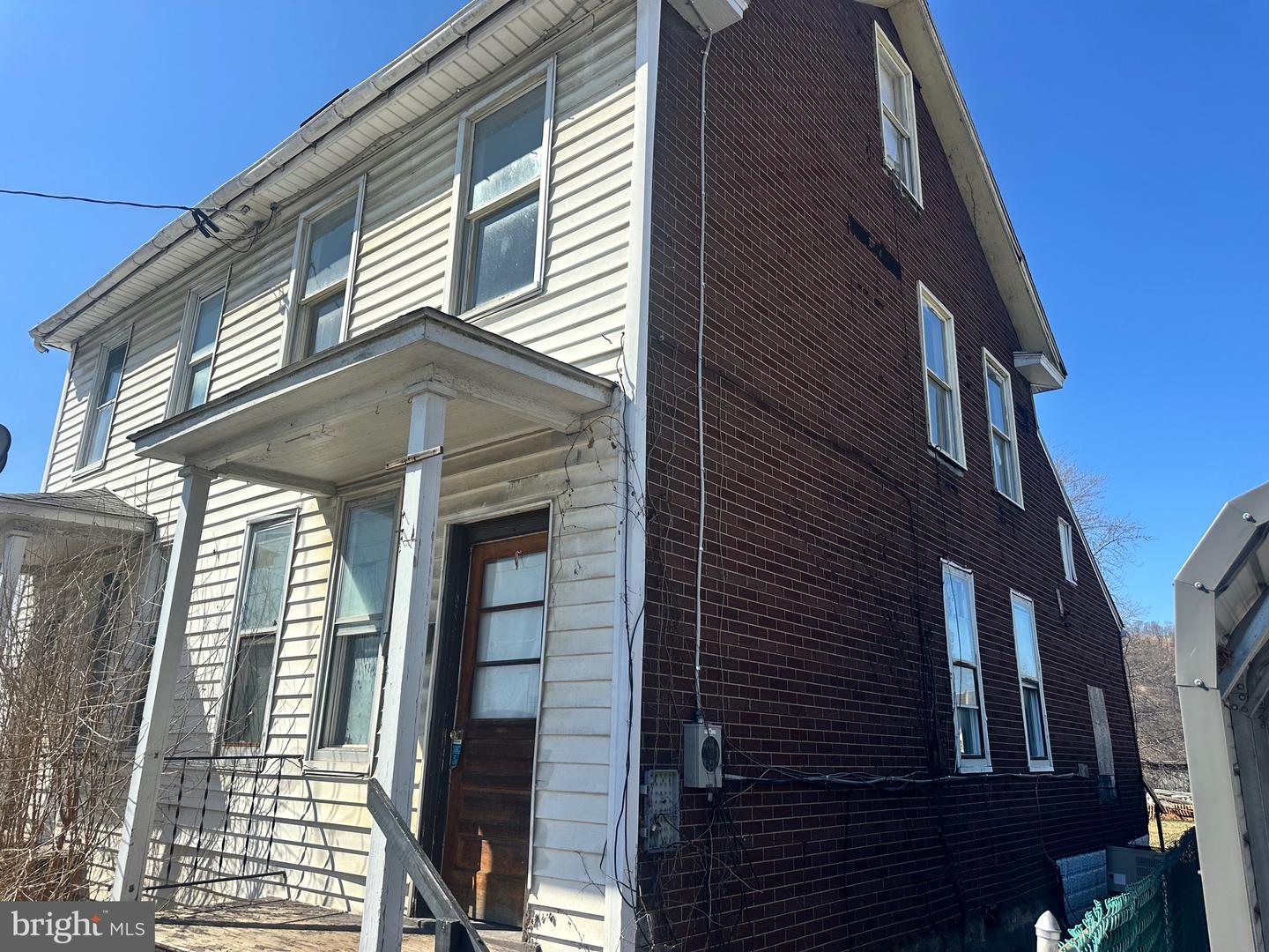 323-325 Springdale St Property Photo 14