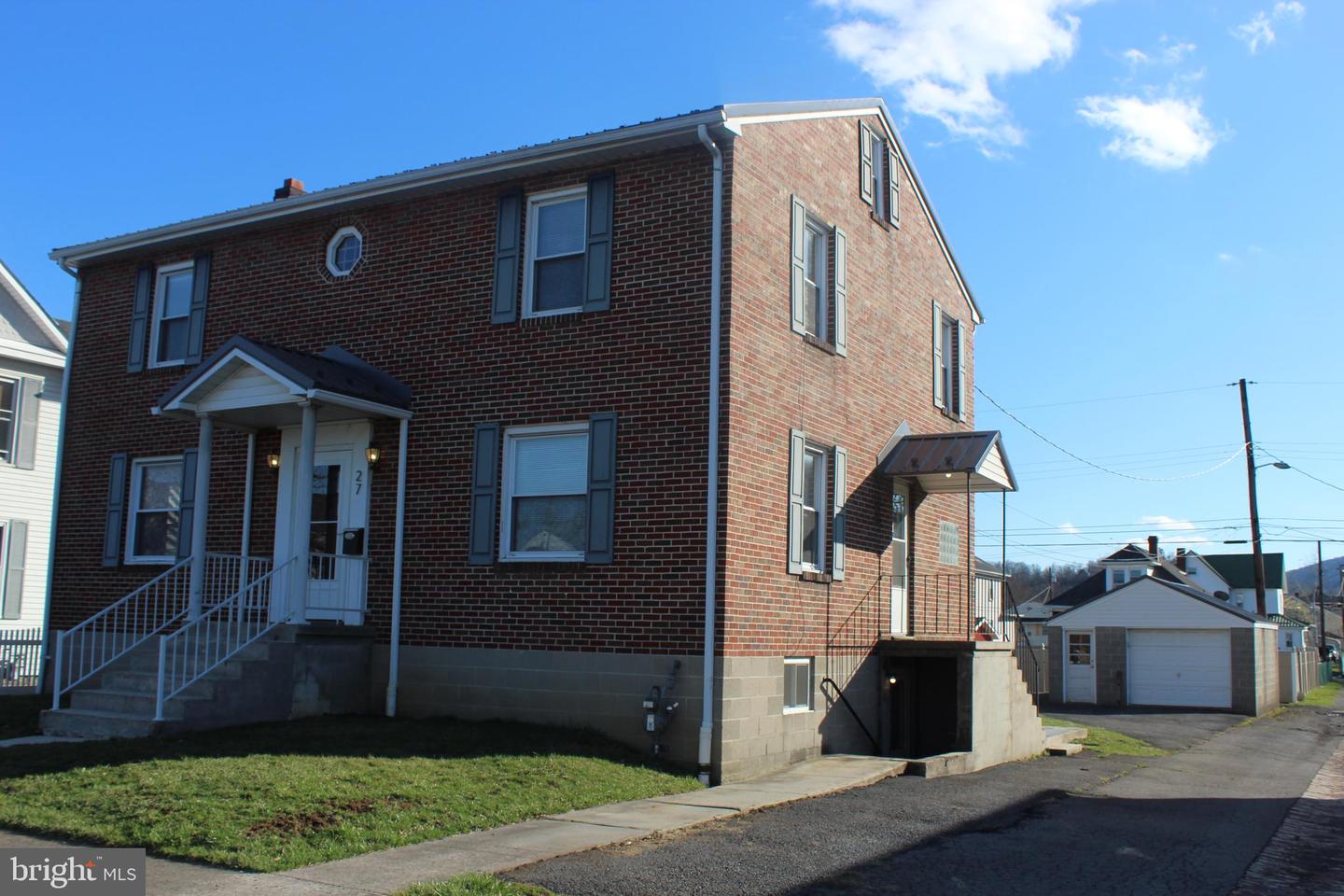 27 Humbird St Property Photo 4