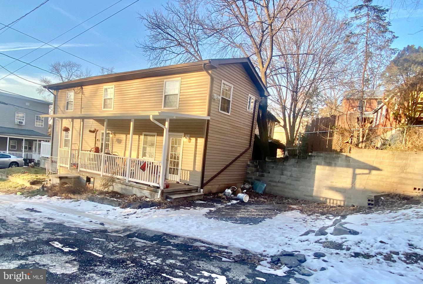 652 Baker St Property Photo 2
