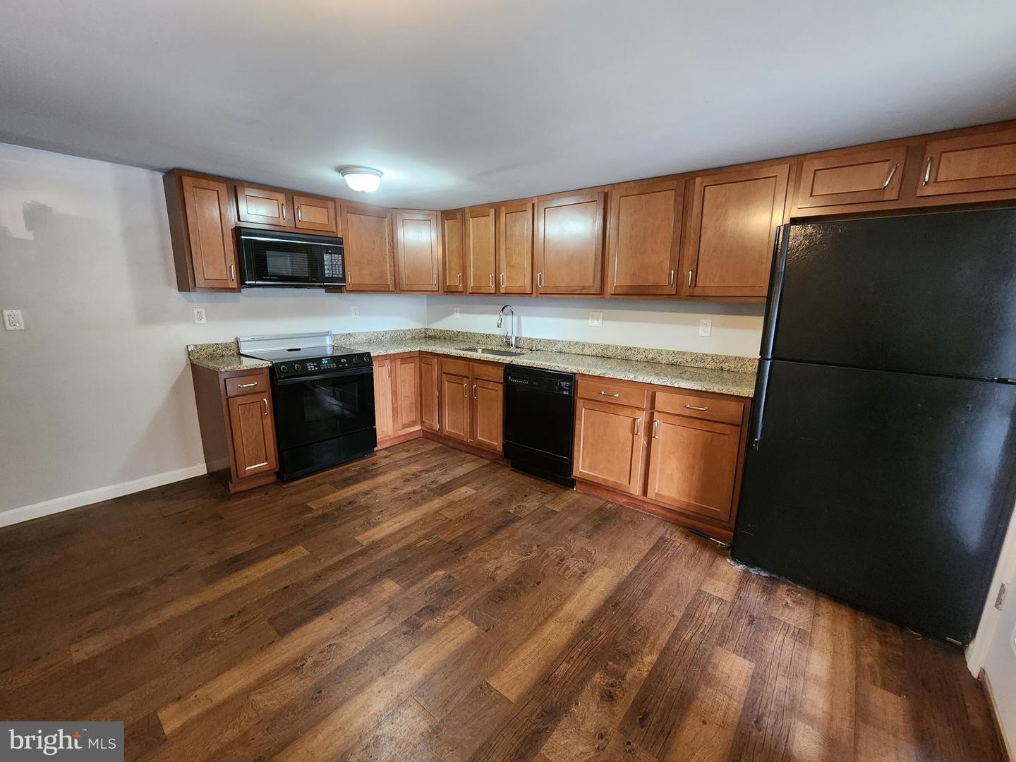 652 Baker St Property Photo 5