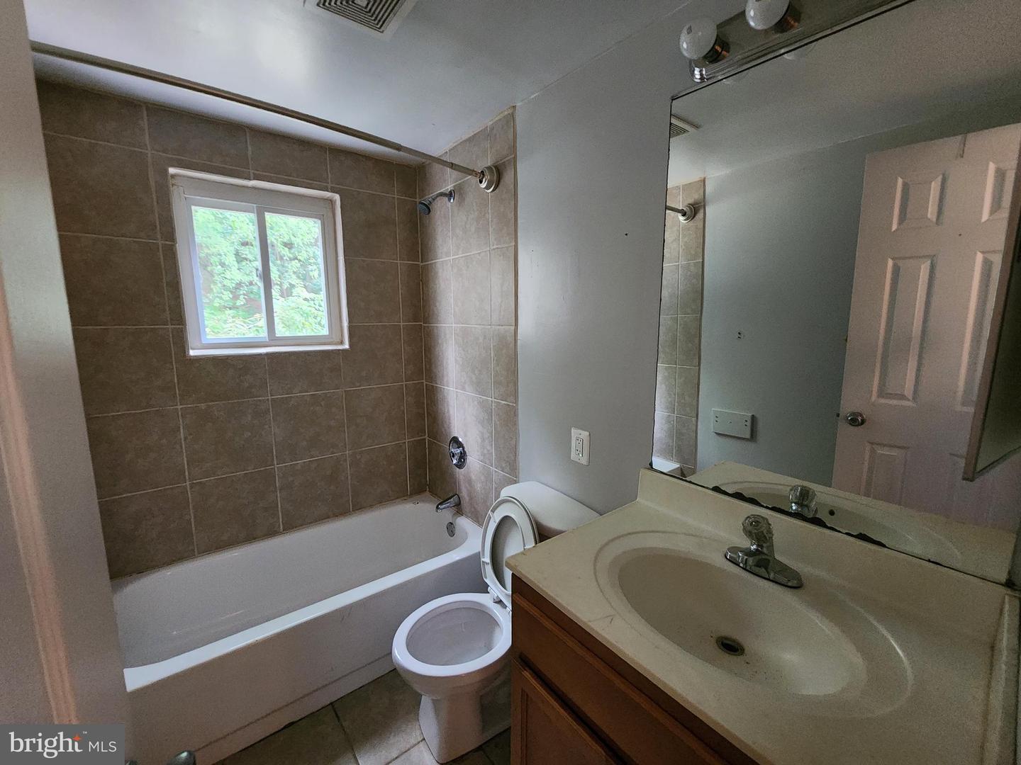 652 Baker St Property Photo 9