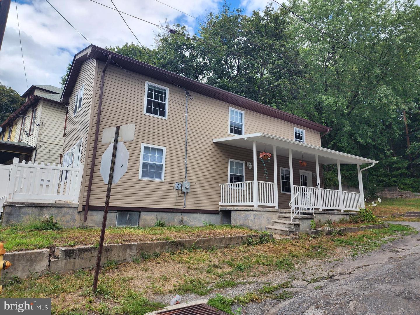 652 Baker St Property Photo 15