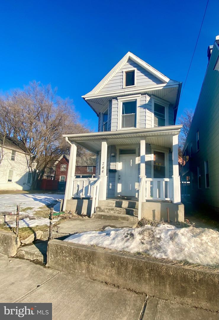 744 Maryland Ave Property Photo 2