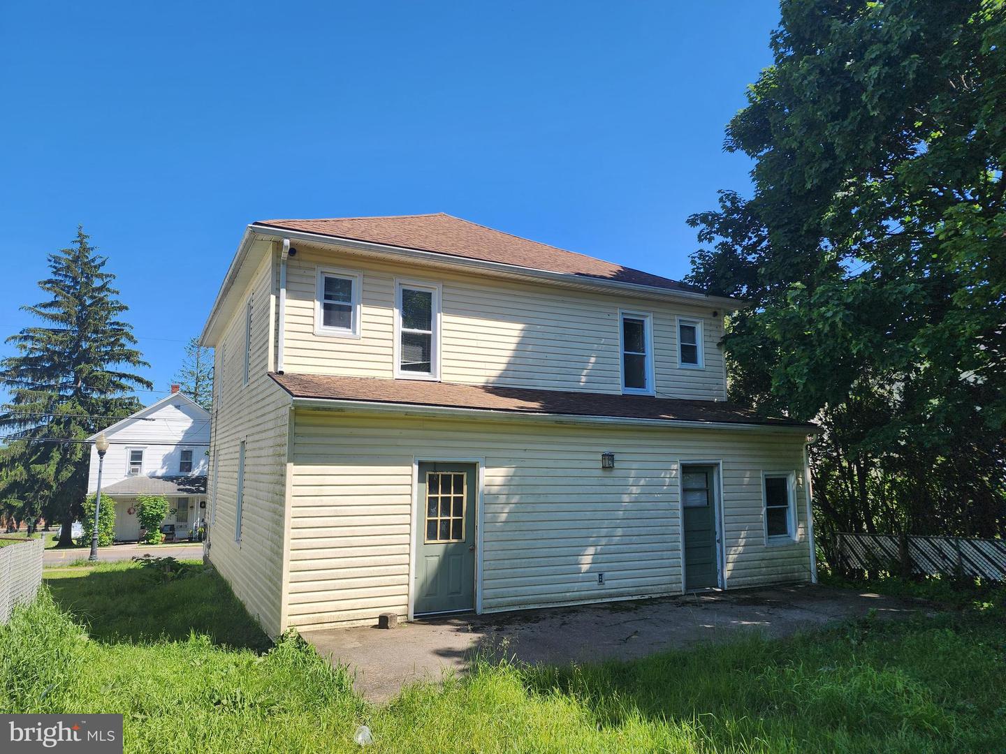 135 Center St Property Photo 2