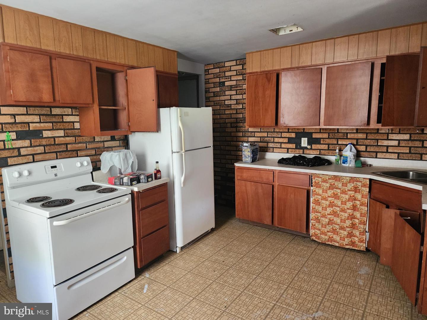 135 Center St Property Photo 7