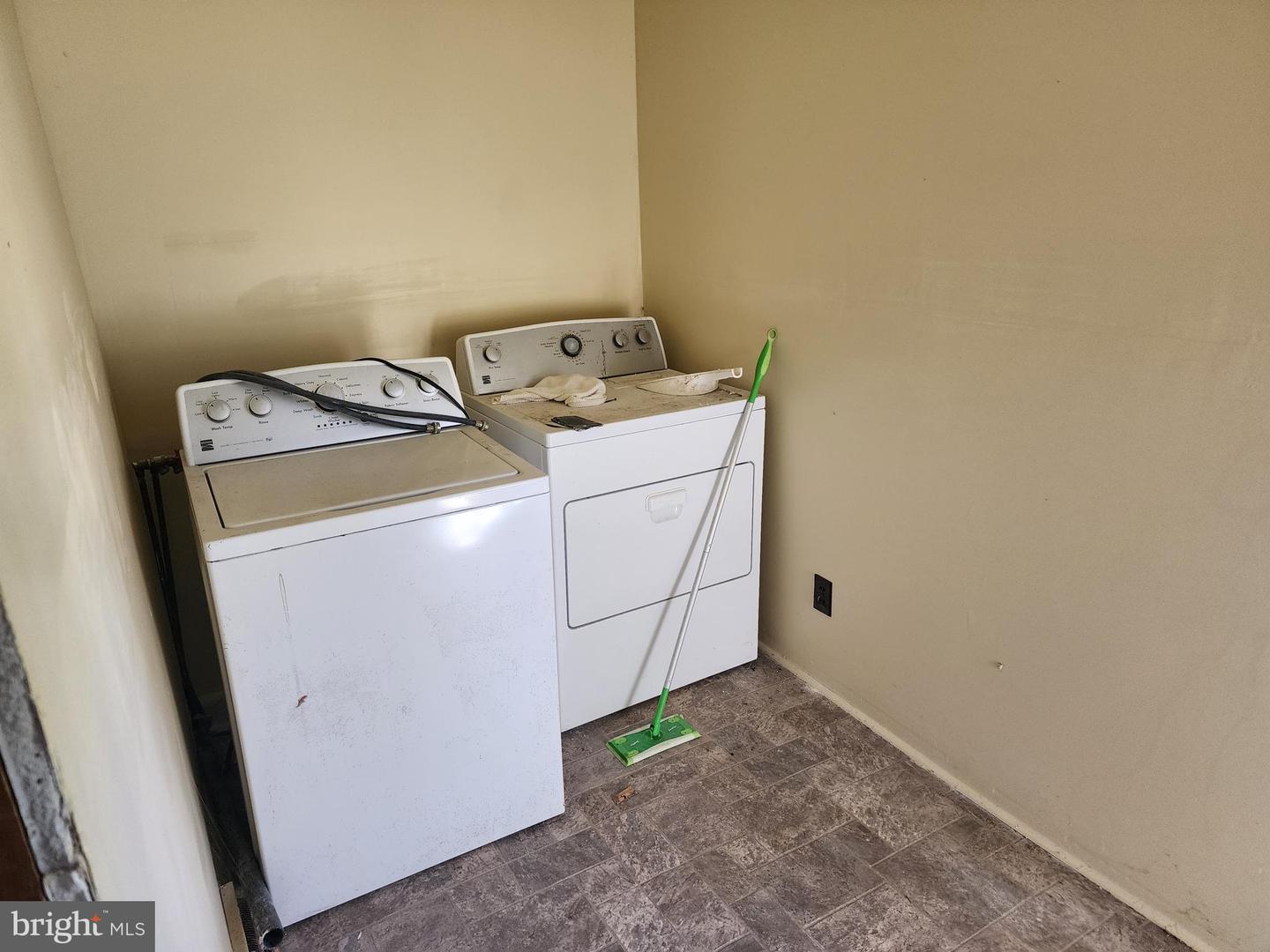 135 Center St Property Photo 8