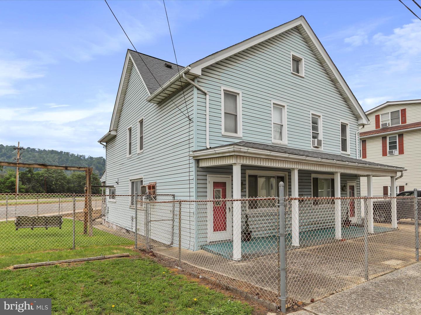 411-413 S CEDAR ST Property Photo 1