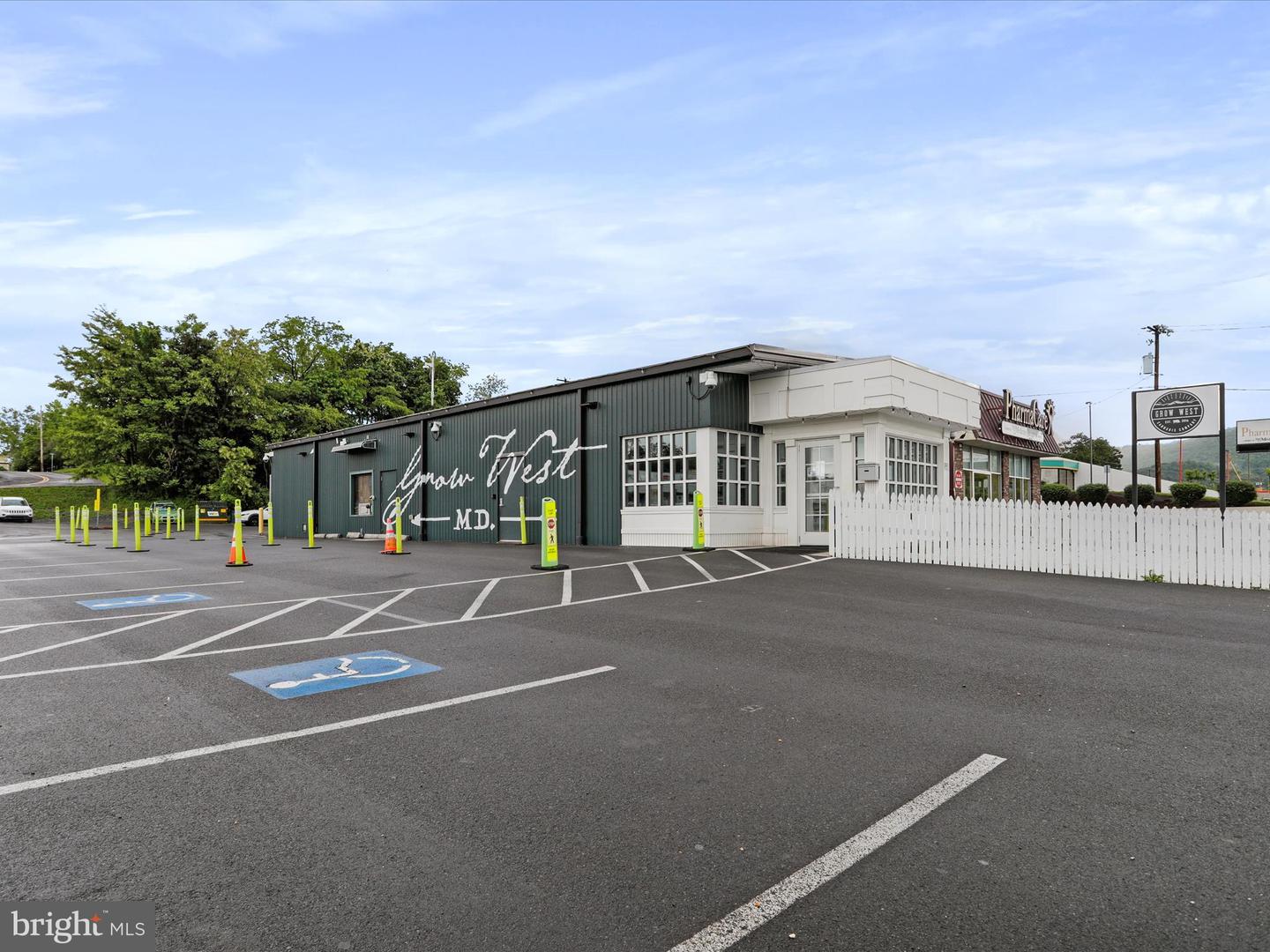 1096 W INDUSTRIAL BLVD Property Photo 1