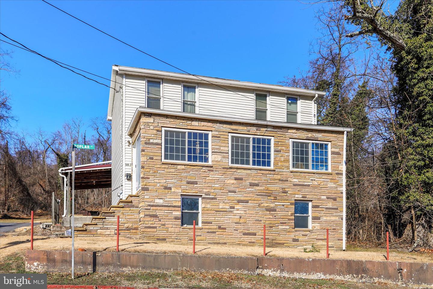 301 Poplar St Property Photo 1