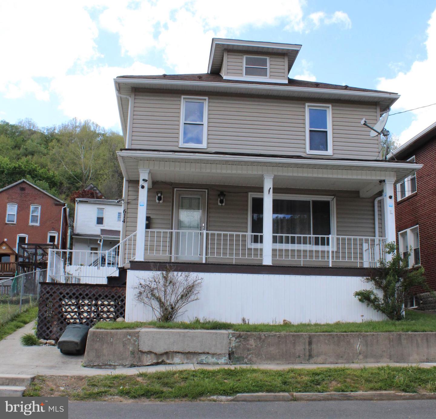614 Lincoln St Property Photo 2