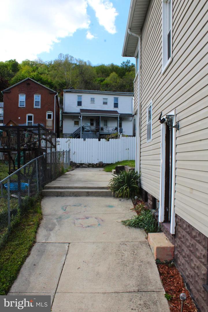 614 Lincoln St Property Photo 5