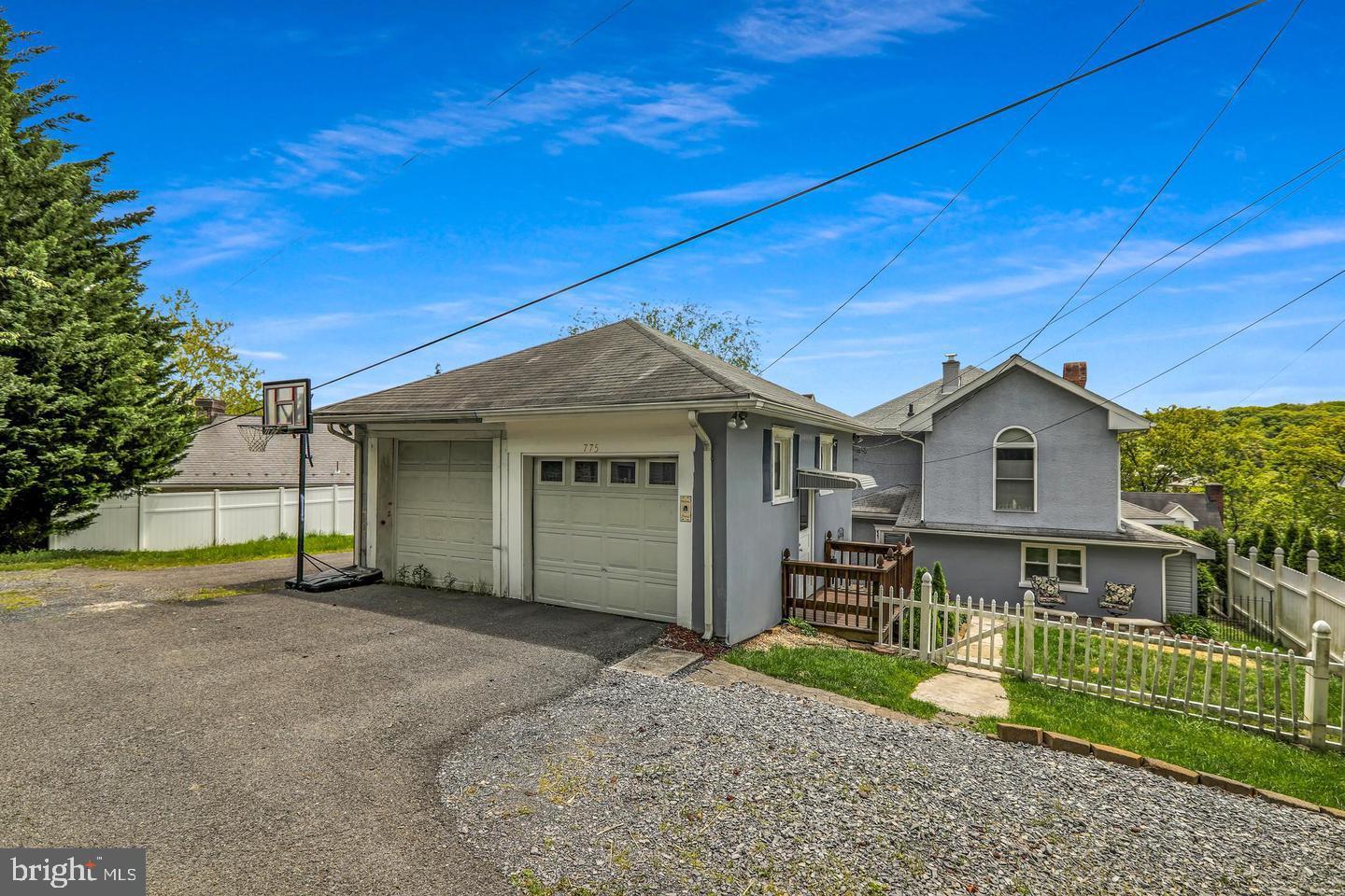 775 Macdonald Ter Property Photo 6