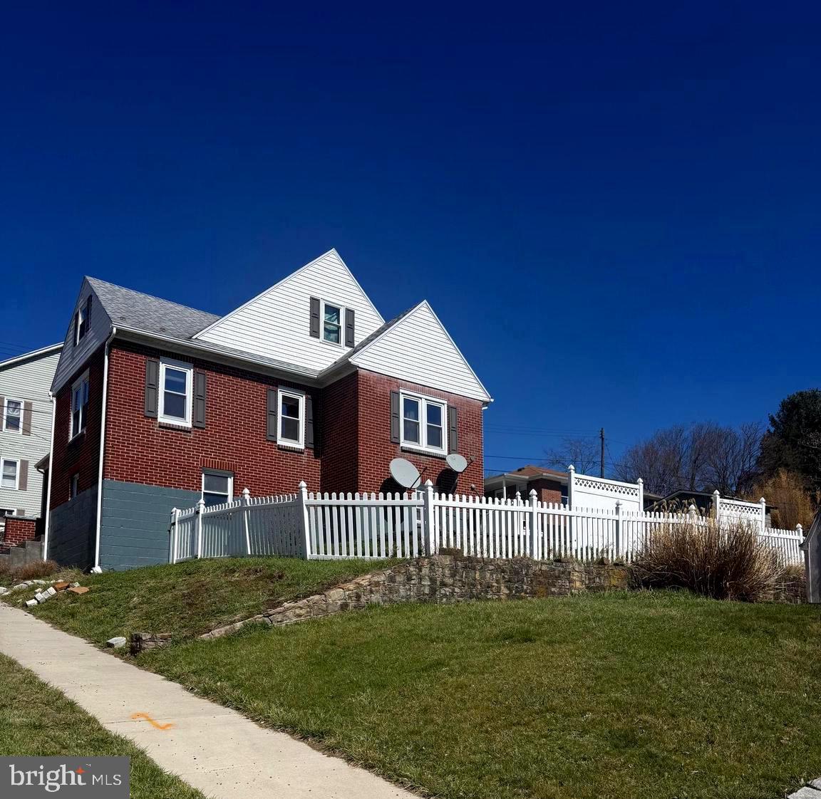 212 E Main St Property Photo 1