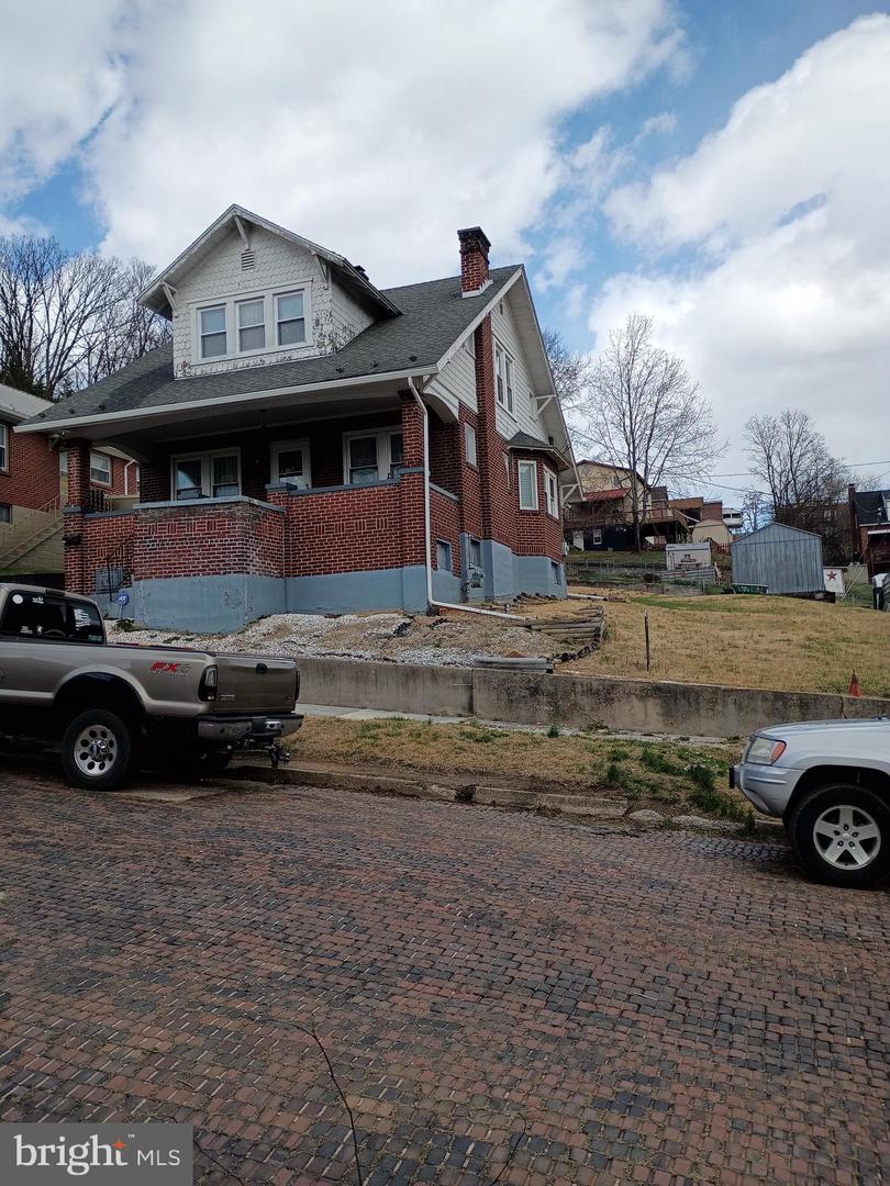 825 SHAWNEE AVE Property Photo 1