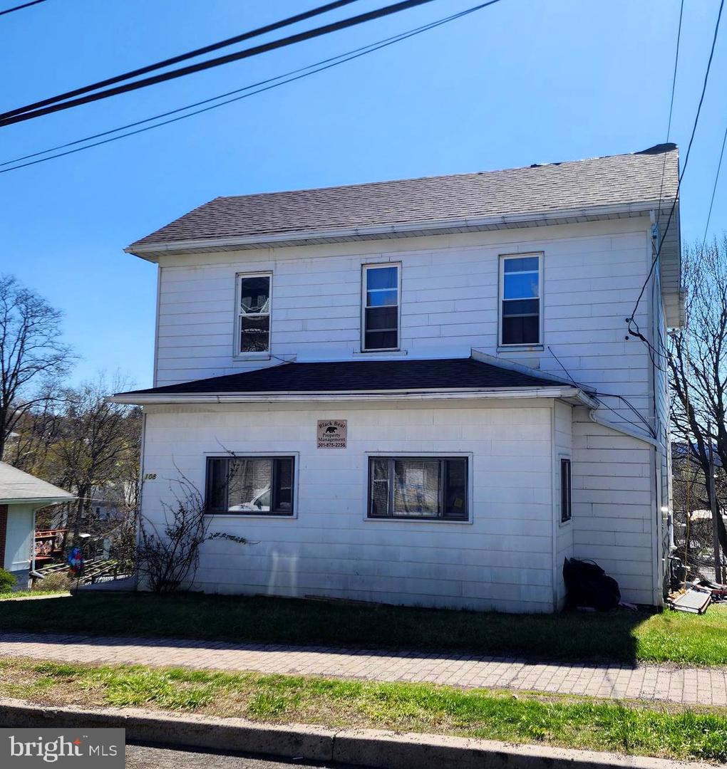108 Center St Property Photo 1