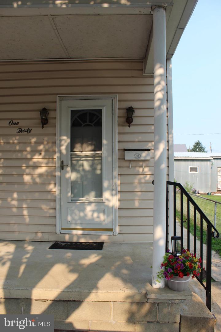 130 Oak St Property Photo 4