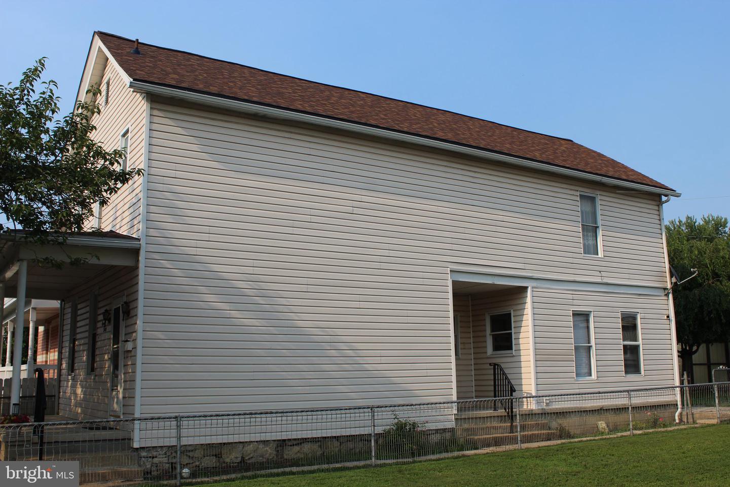 130 Oak St Property Photo 5