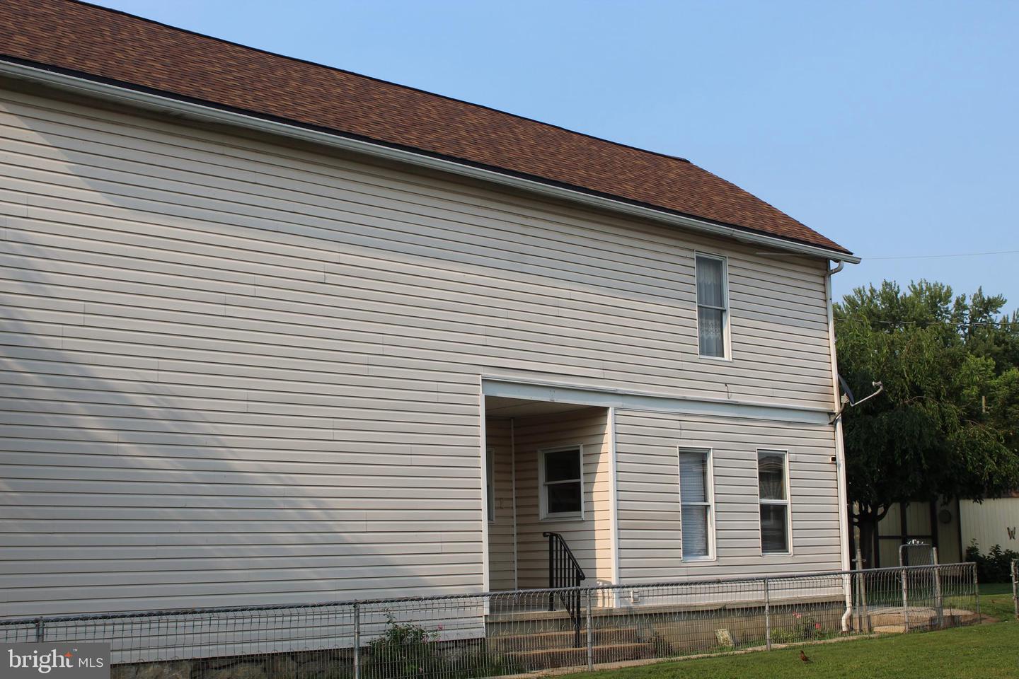130 Oak St Property Photo 7