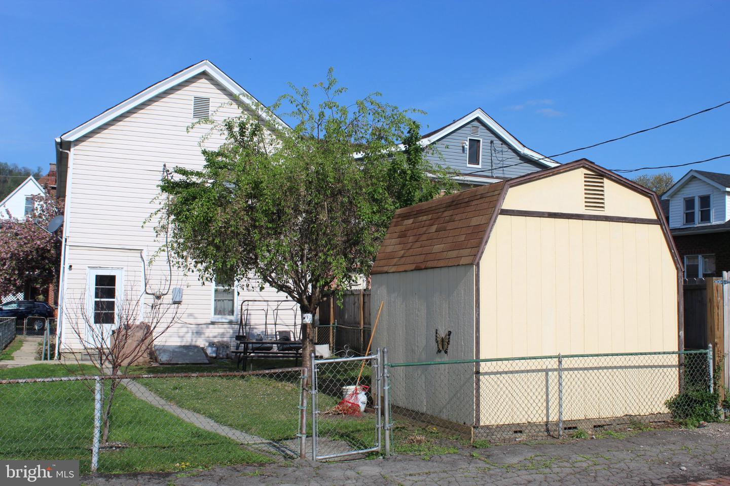 130 Oak St Property Photo 8