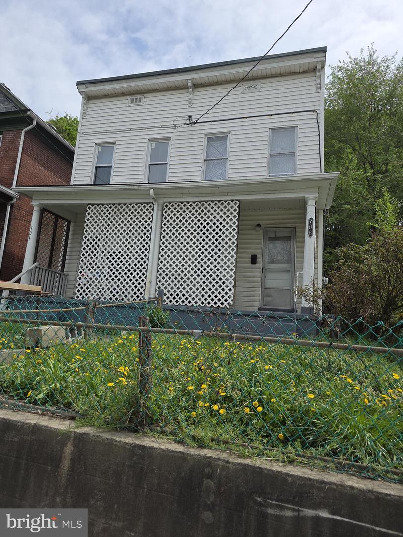 704 Baker St Property Photo 1