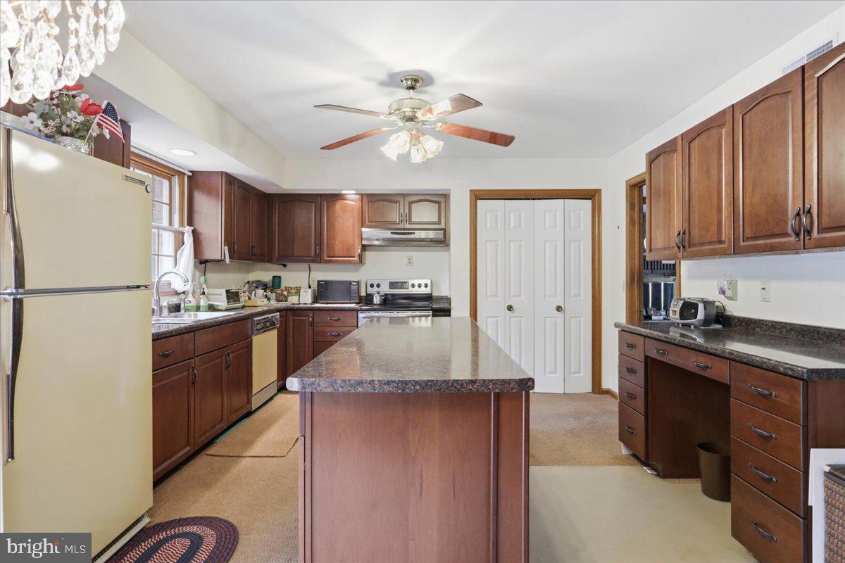 1048 Bishop Walsh Rd Property Photo 14