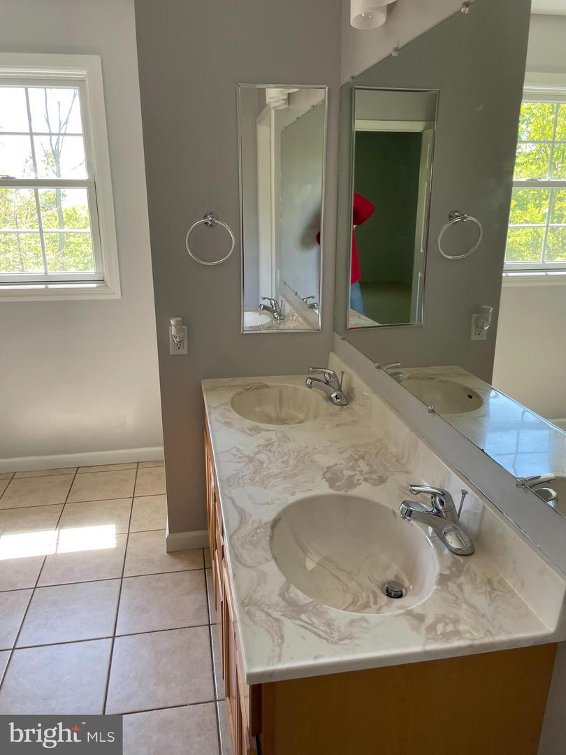 1044 Longwood Ave Property Photo 17