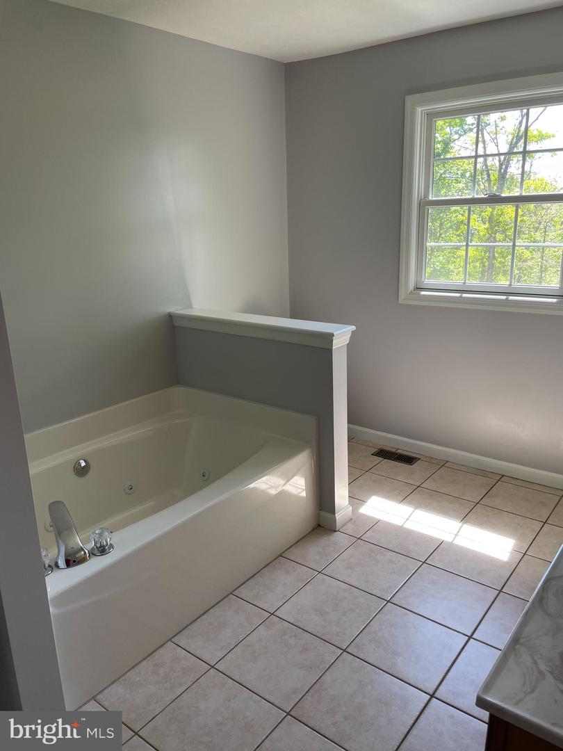 1044 Longwood Ave Property Photo 18