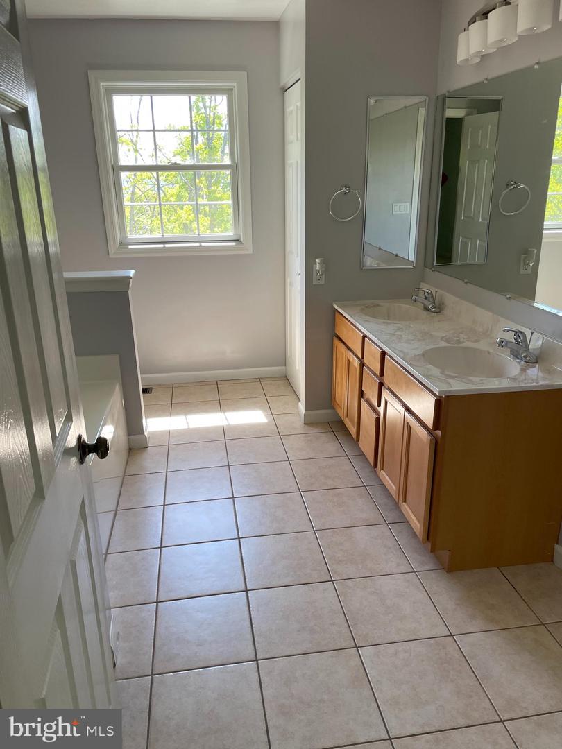 1044 Longwood Ave Property Photo 19