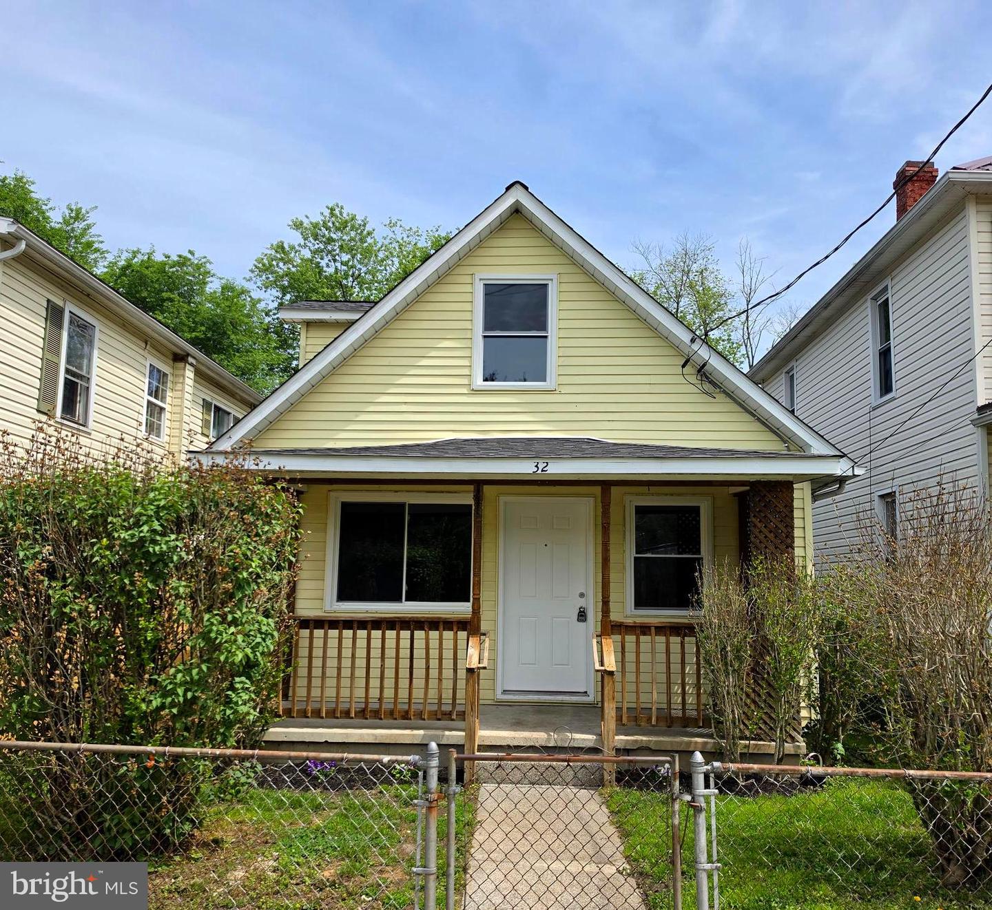 32 E ROBERTS ST Property Photo 1