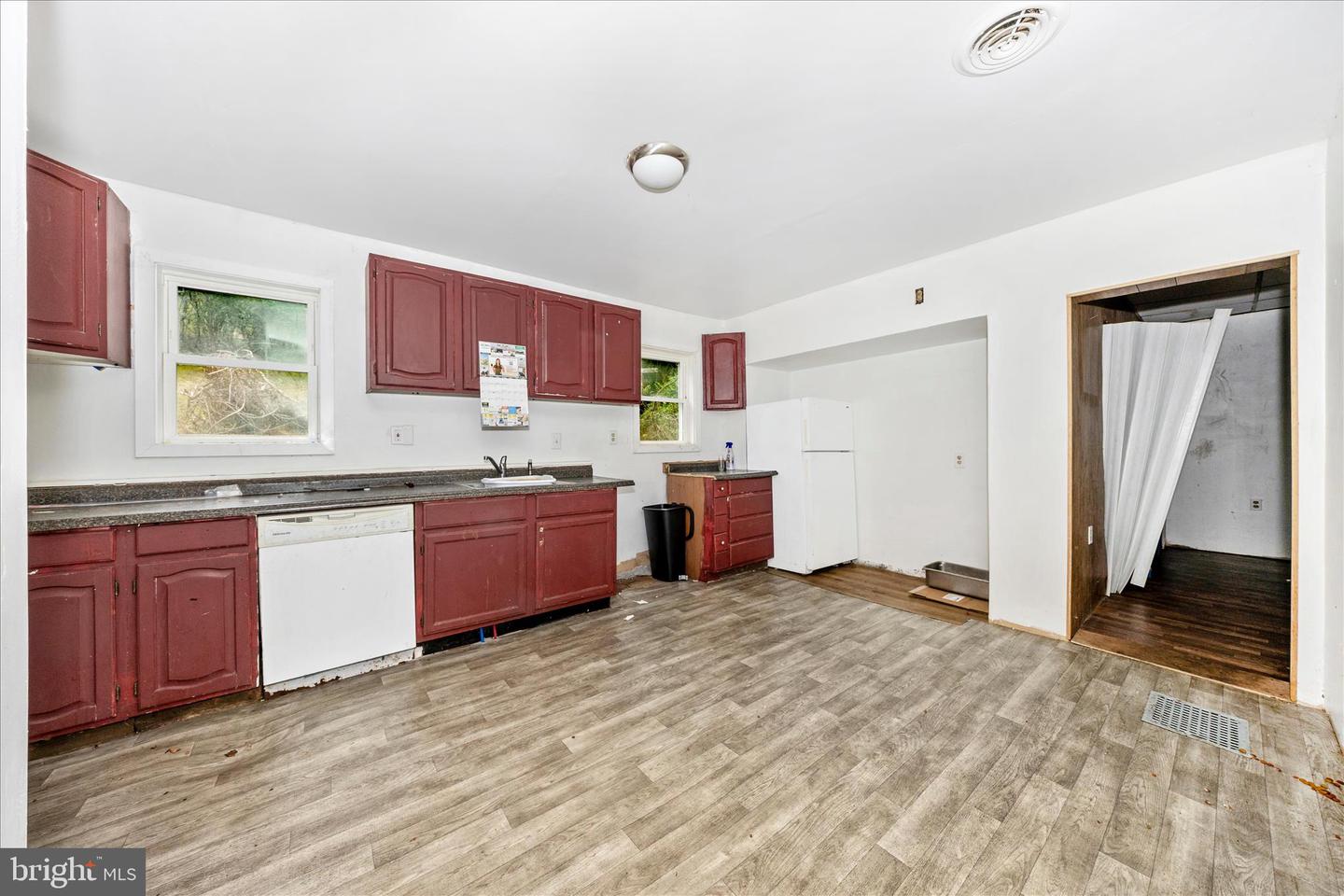 439 Waverly Ter Property Photo 5