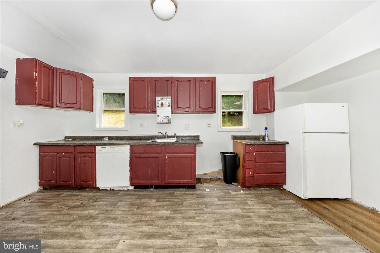 439 Waverly Ter Property Photo 6