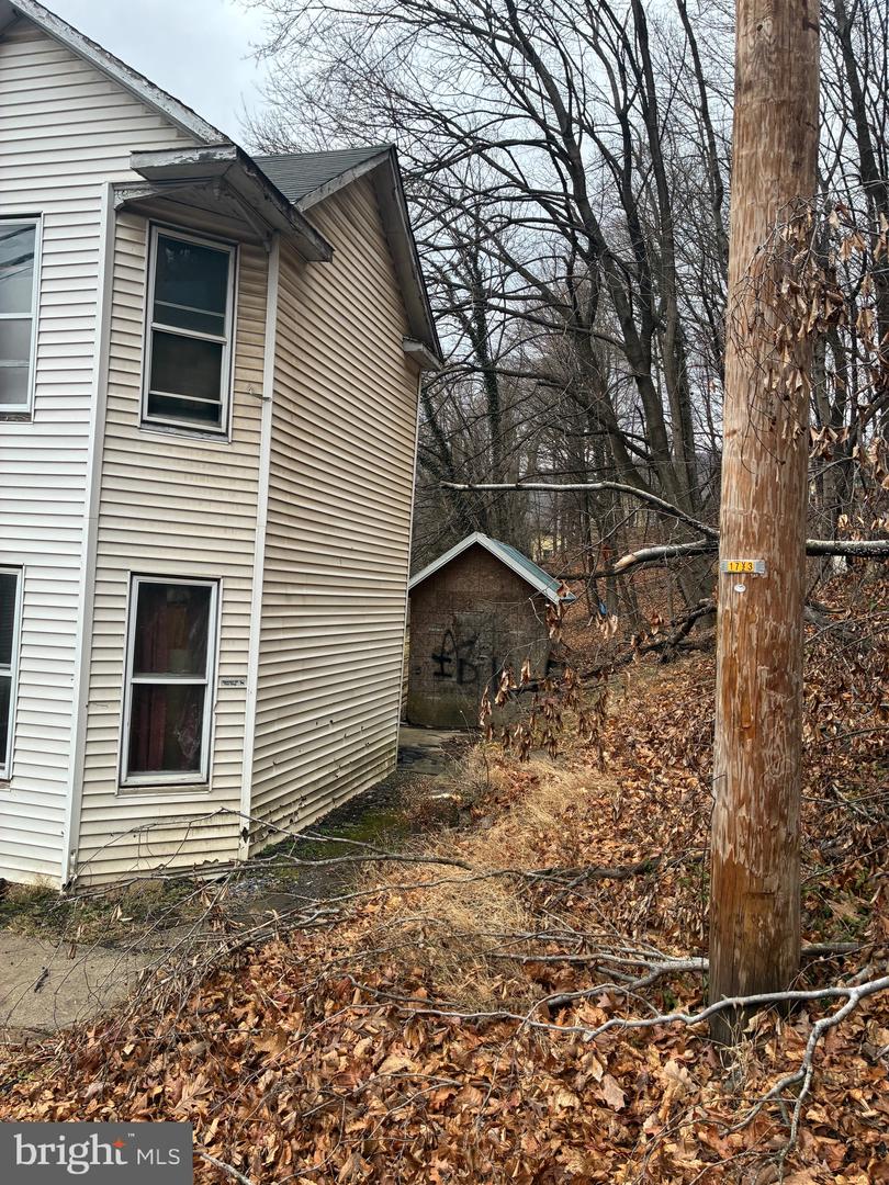 107 Oakview Dr Property Photo 2
