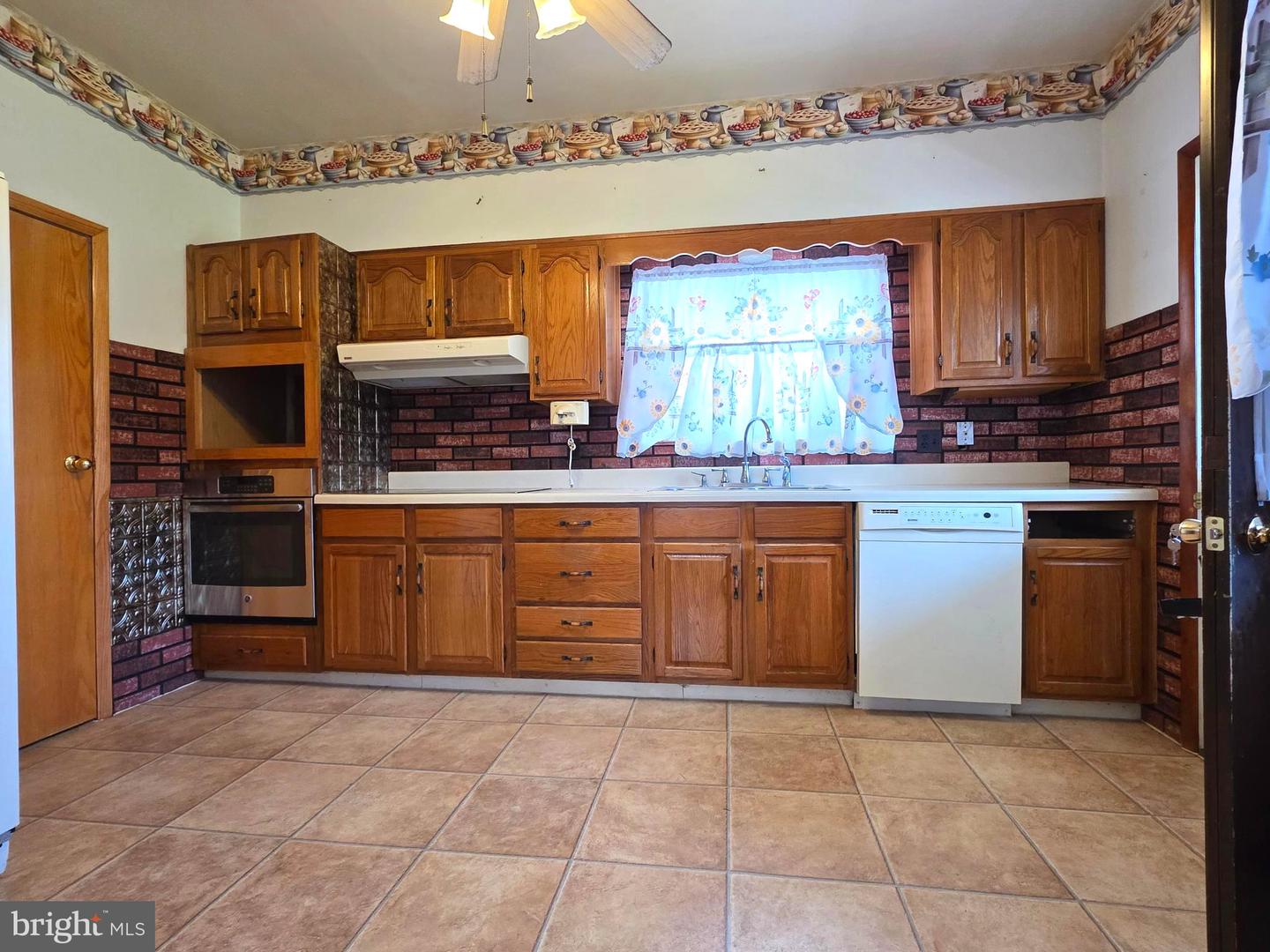 137 Humbird St Property Photo 8