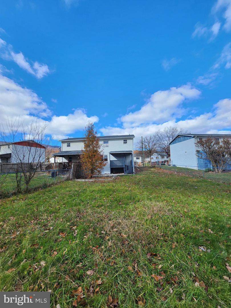 14308-l Greenfield Cres Sw Property Photo 18