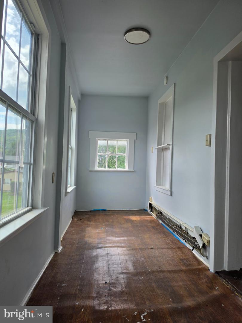 216 Valley St Property Photo 9
