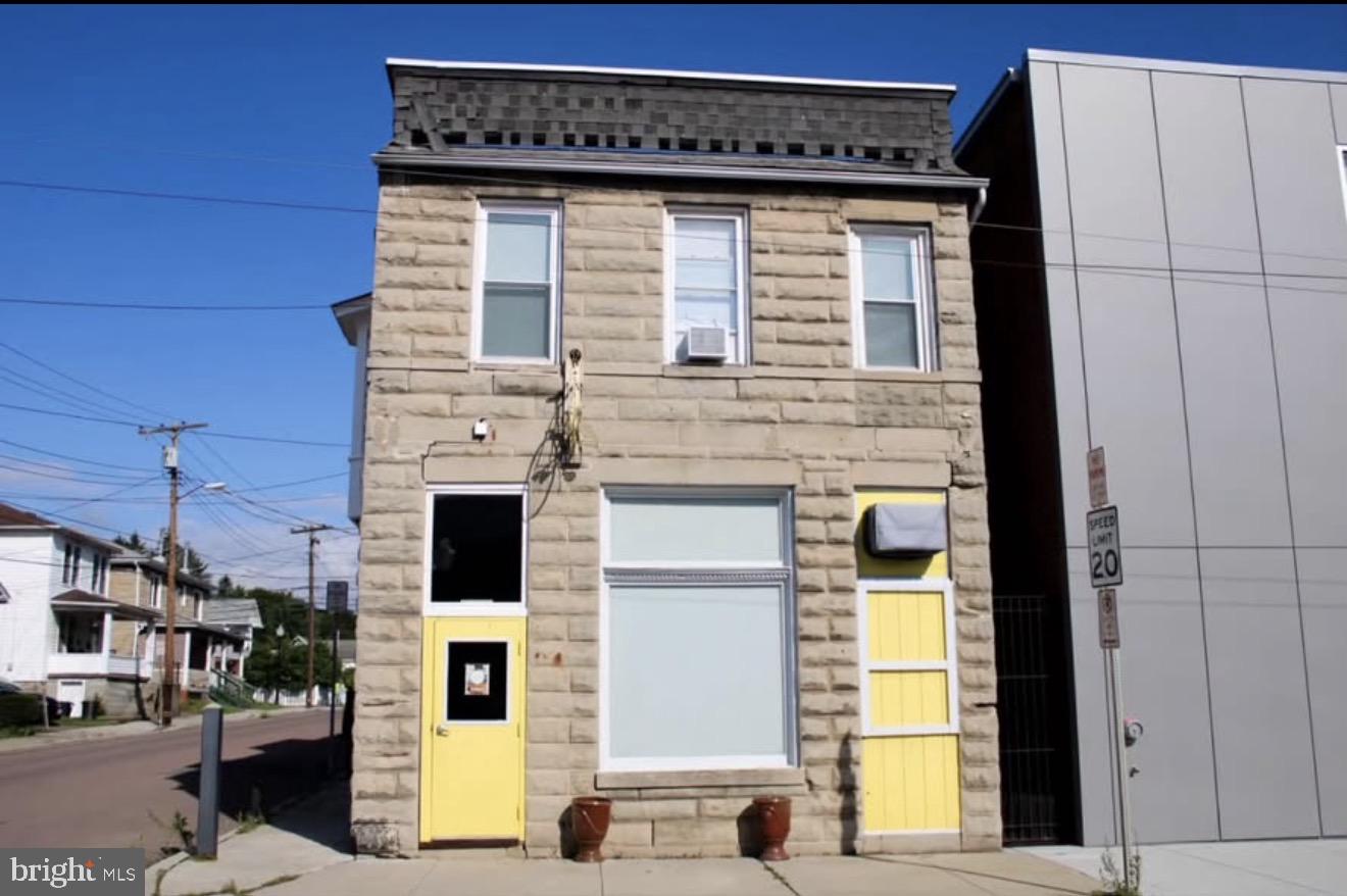 39 S BROADWAY ST Property Photo 1