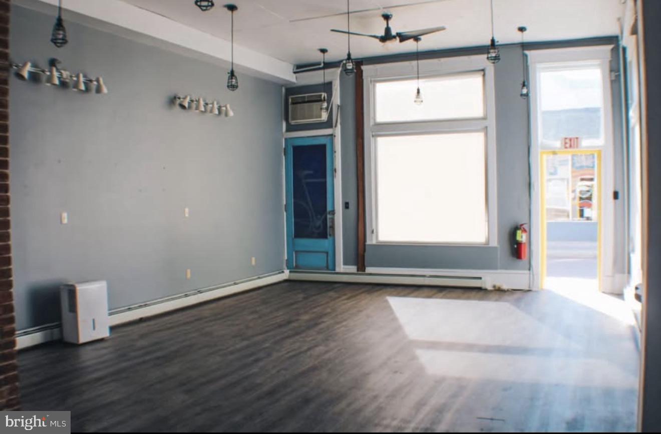 39 S Broadway St Property Photo 6