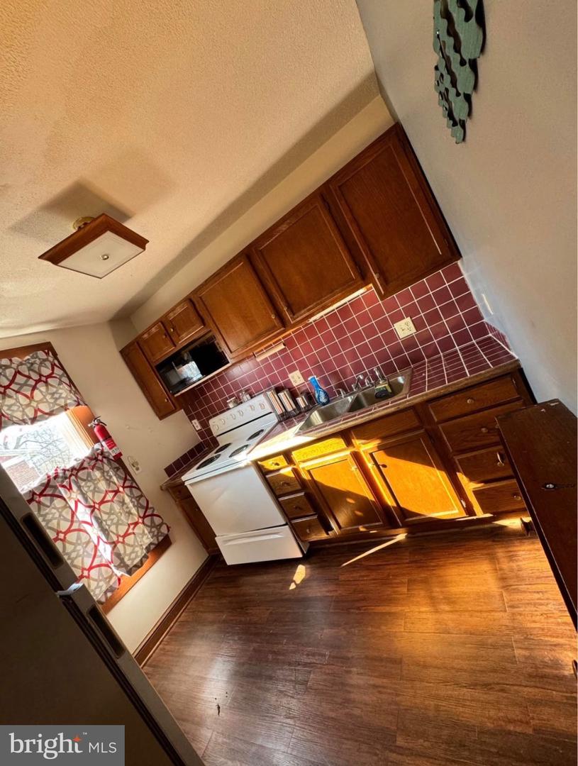 39 S Broadway St Property Photo 33