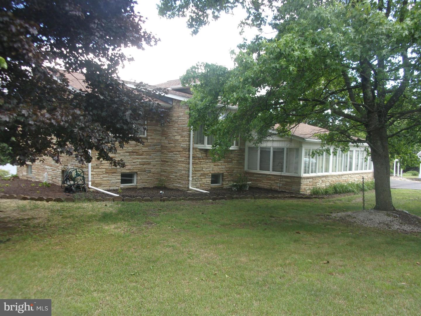 264 Armstrong Ave Property Photo 11