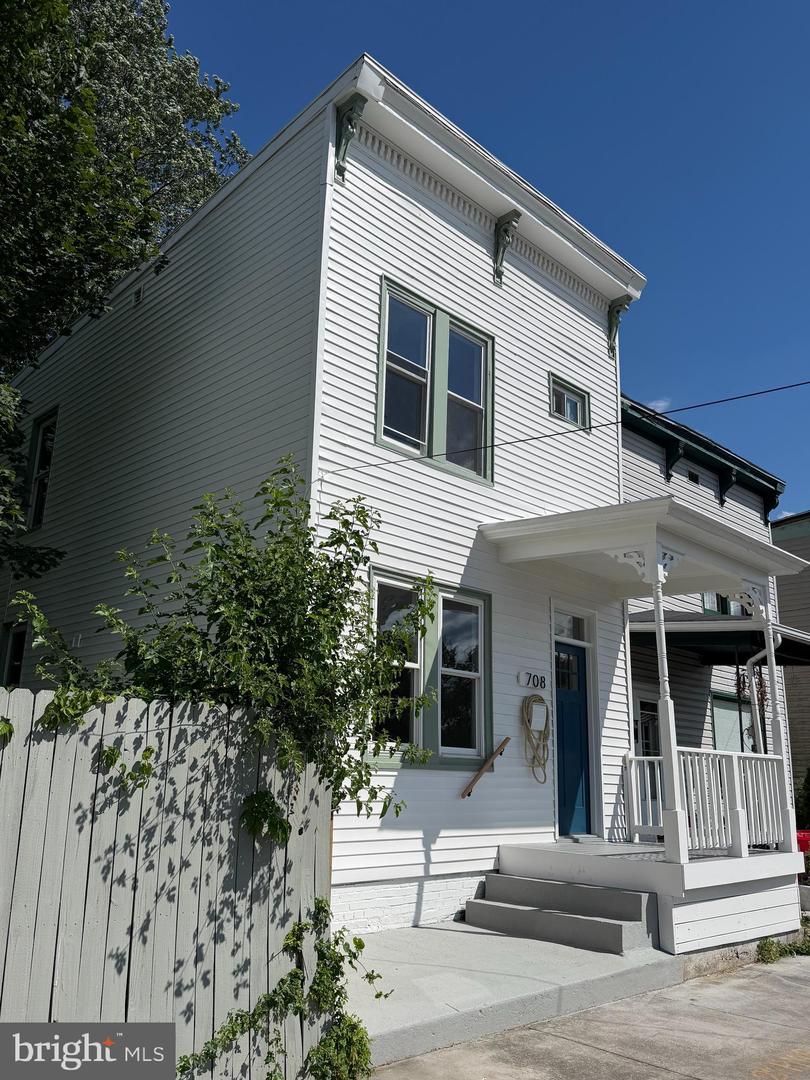 708 ELM ST Property Photo 1