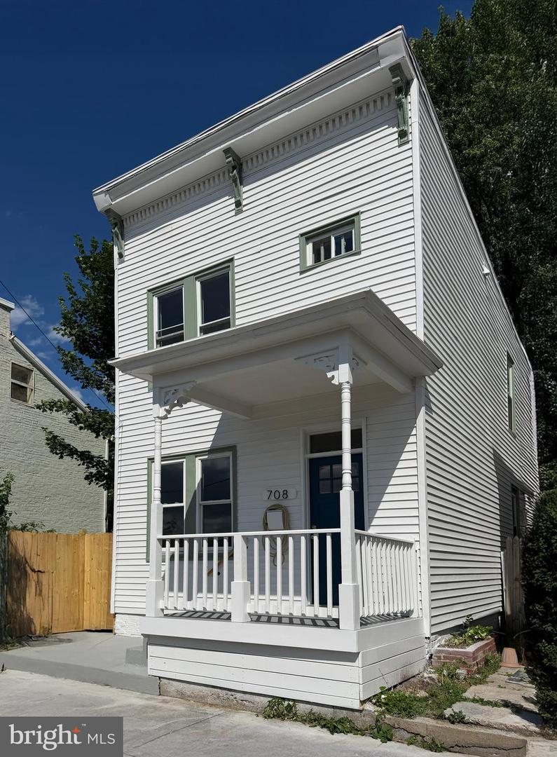 708 Elm St Property Photo 3