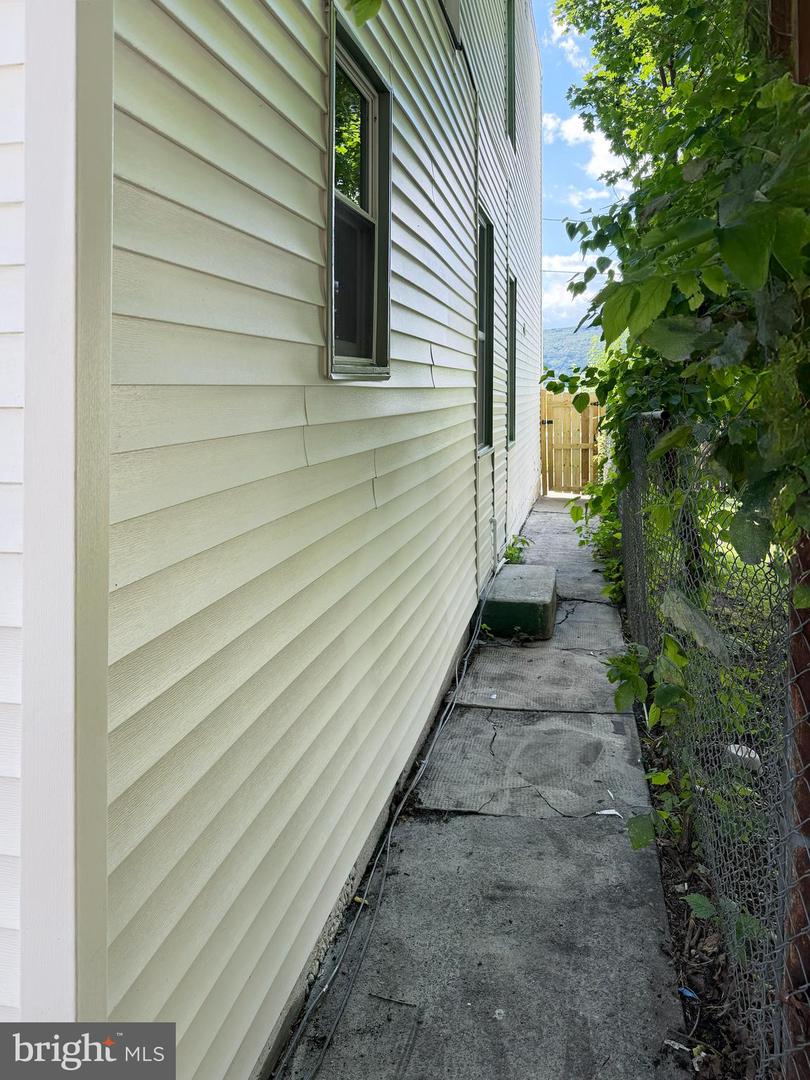 708 Elm St Property Photo 8