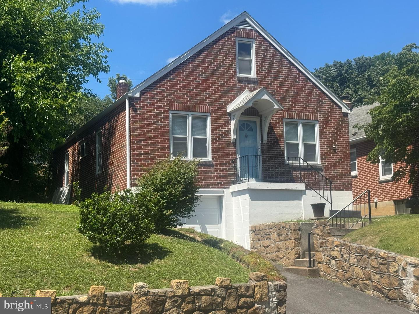 1014 KENT AVE Property Photo 1