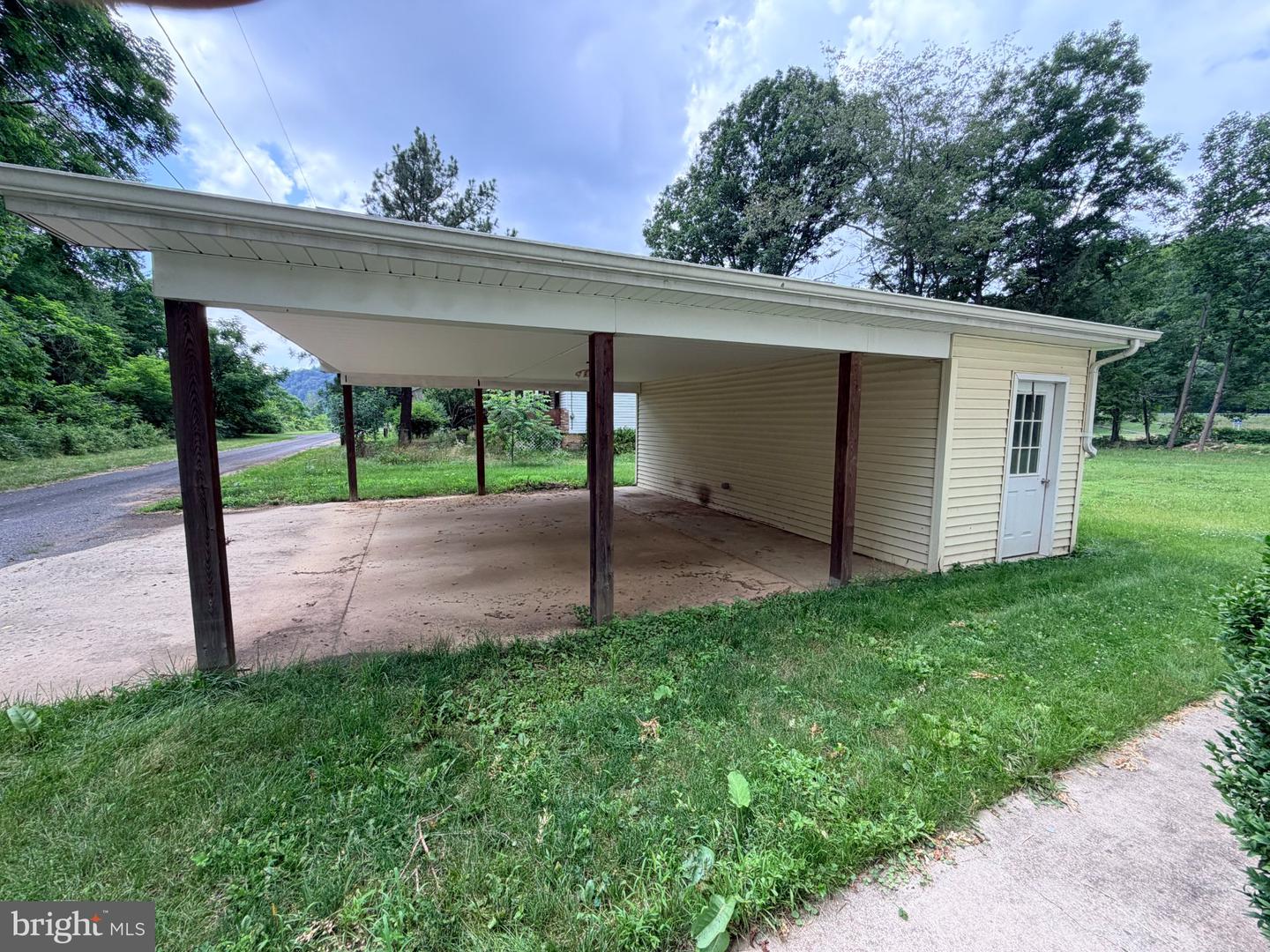 18705 Temperance Row Property Photo 11